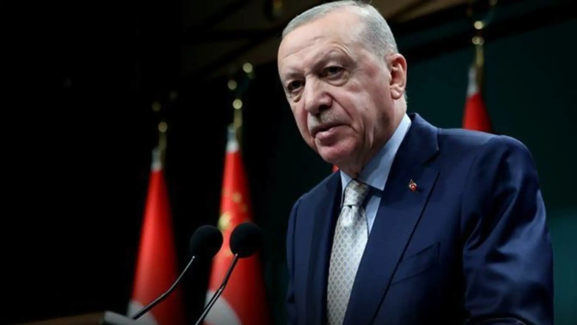 İmamoğlu, Tufan Erhürman'ı tebrik ederken. İmamoğlu, Tufan Erhürman'ı tebrik ederken.