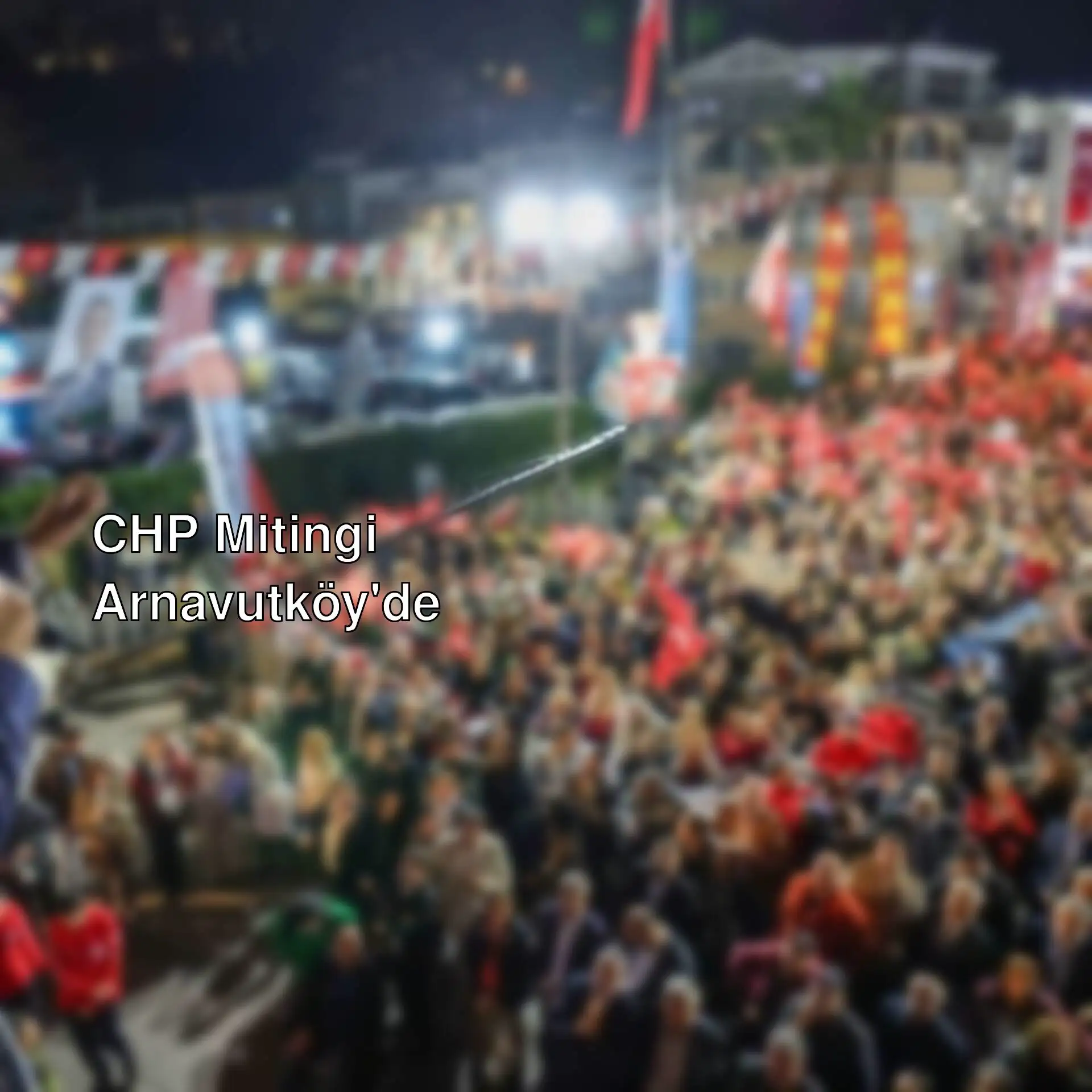 Bir adam mikrofonla kalabalığın önünde konuşuyor. Bir adam mikrofonla kalabalığın önünde konuşuyor.