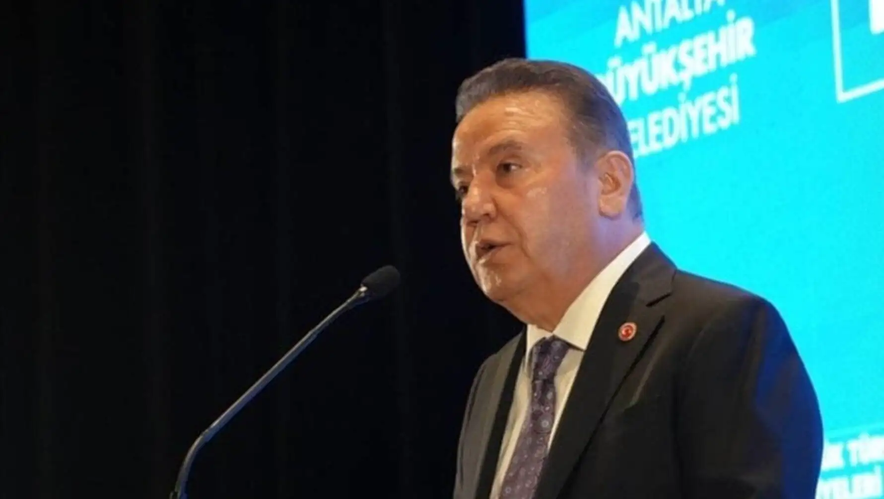Muhittin Böcek, CHP Antalya il yönetimine tebrik mesajı gönderdi. Muhittin Böcek, CHP Antalya il yönetimine tebrik mesajı gönderdi.