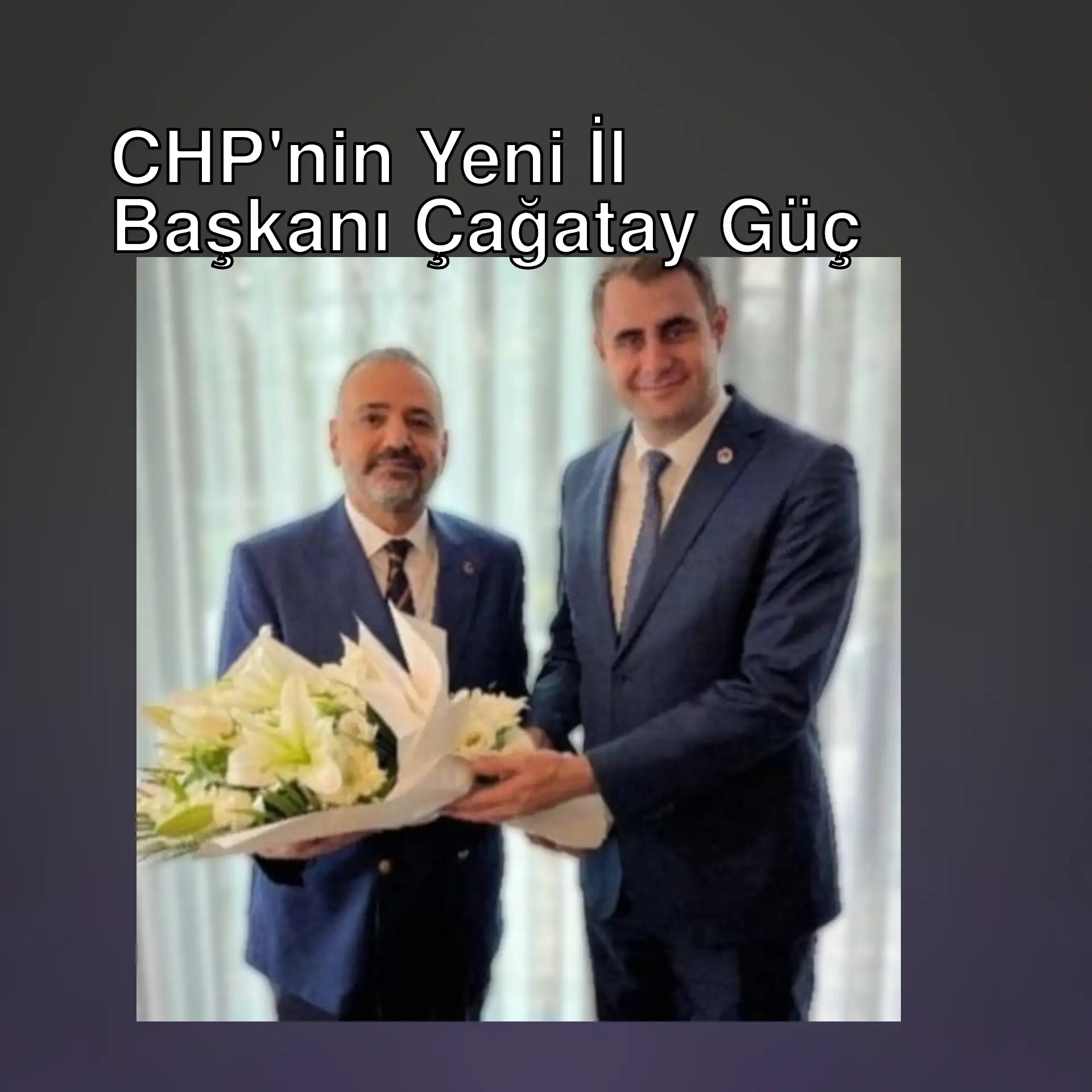 İki adam takım elbise içinde çiçek tutuyor.
