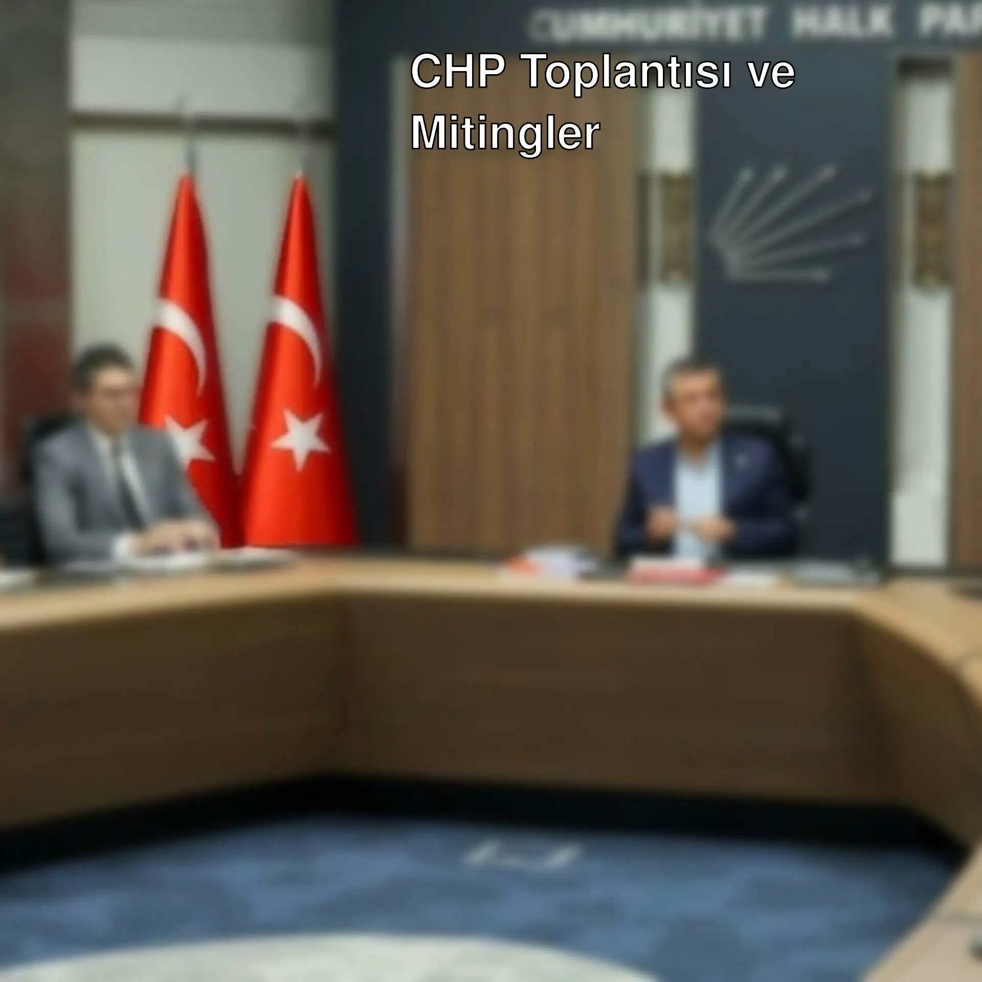 CHP toplantısında bir grup insan masada oturuyor. CHP toplantısında bir grup insan masada oturuyor.