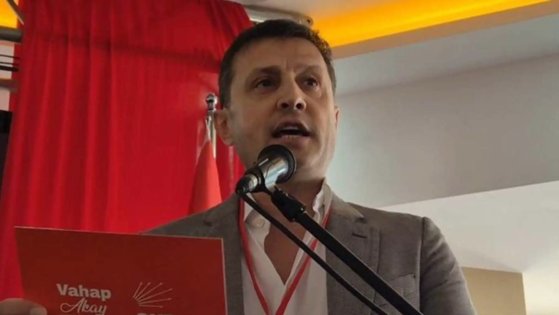 Vahap Akay, kongre salonunda konuşma yapıyor. Vahap Akay, kongre salonunda konuşma yapıyor.