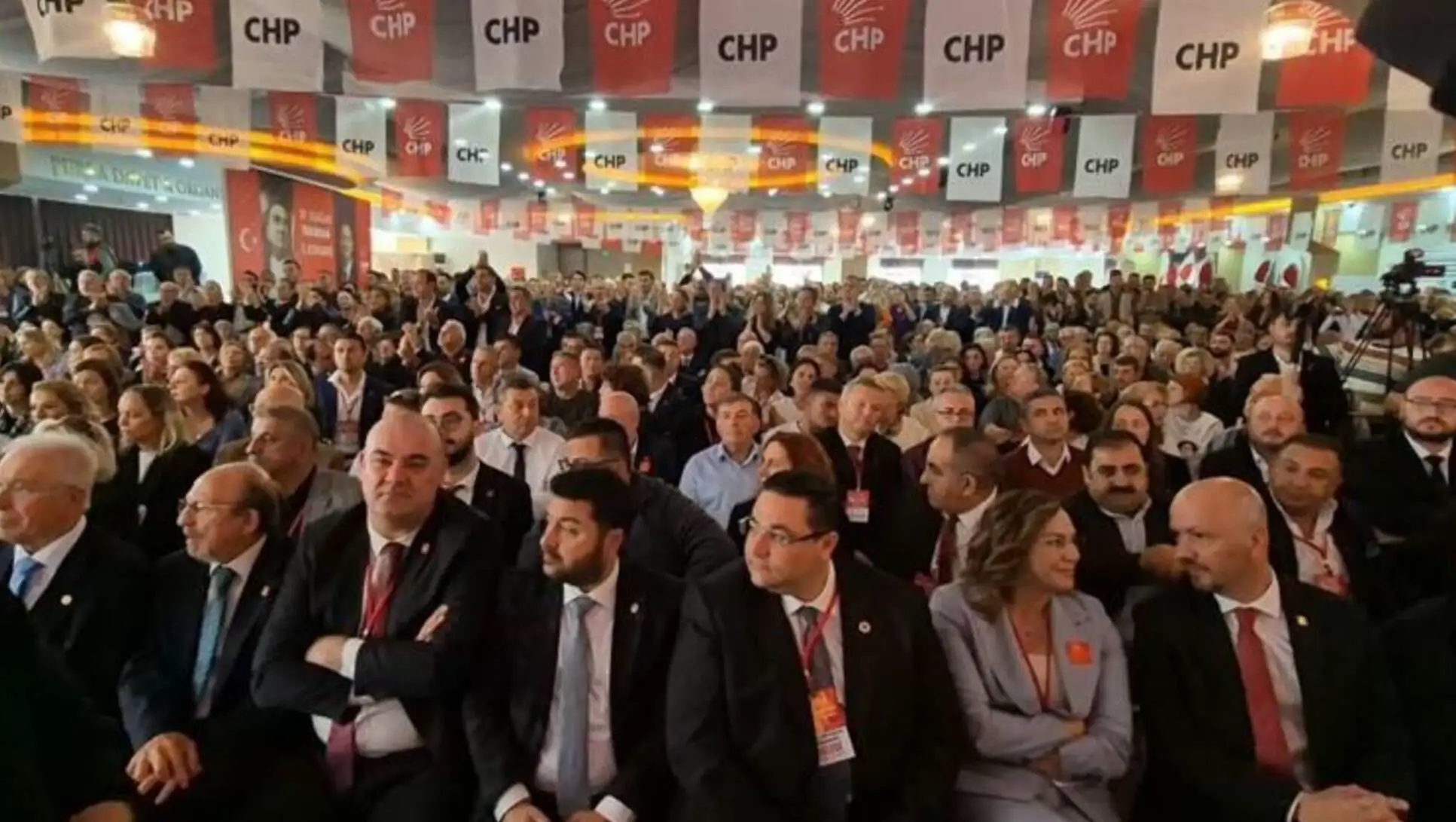 Bir grup insan kongre salonunda oturuyor. Bir grup insan kongre salonunda oturuyor.