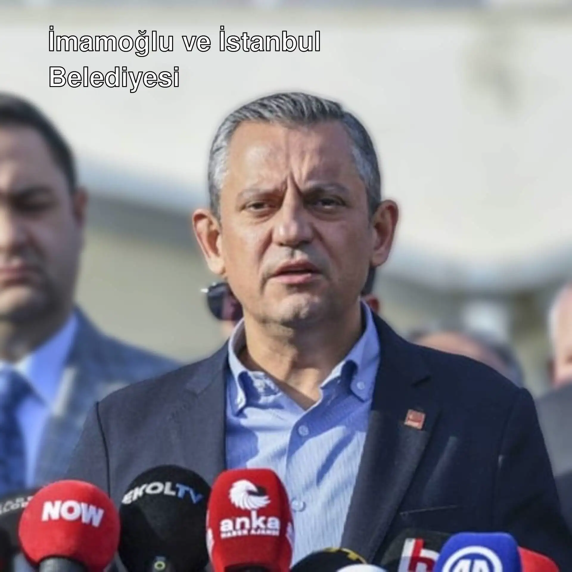 Bir grup adam mikrofonların önünde duruyor. Bir grup adam mikrofonların önünde duruyor.