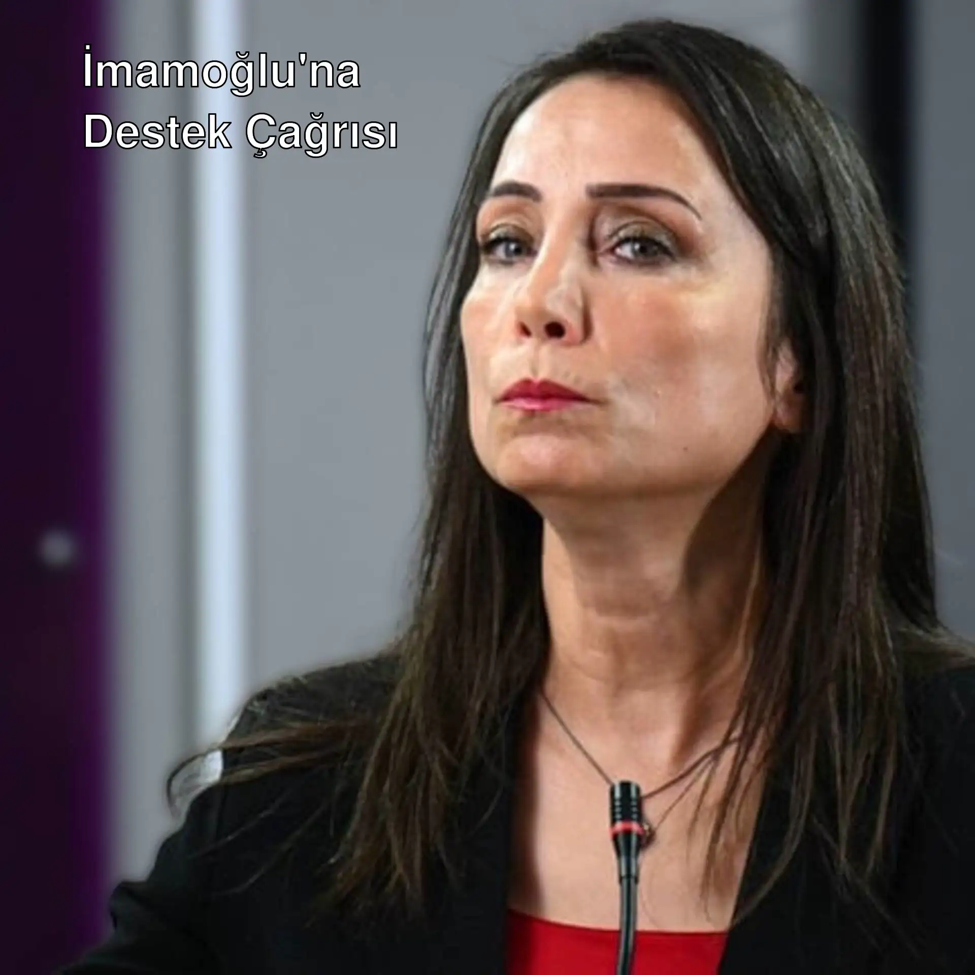 Ekrem İmamoğlu'na destek veren bir kadın konuşma yapıyor. Ekrem İmamoğlu'na destek veren bir kadın konuşma yapıyor.