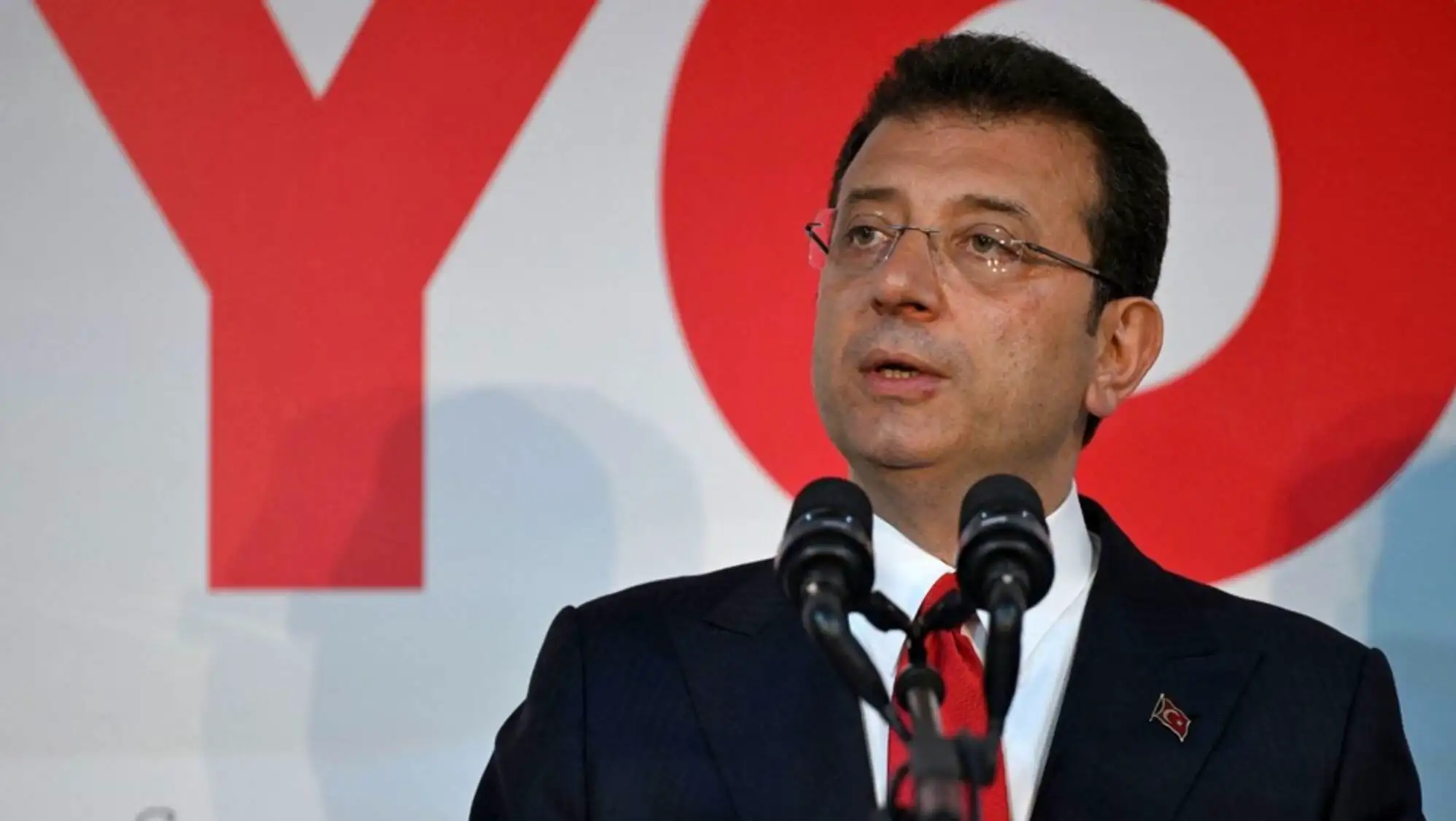 Ekrem İmamoğlu, mikrofonla konuşuyor. Ekrem İmamoğlu, mikrofonla konuşuyor.