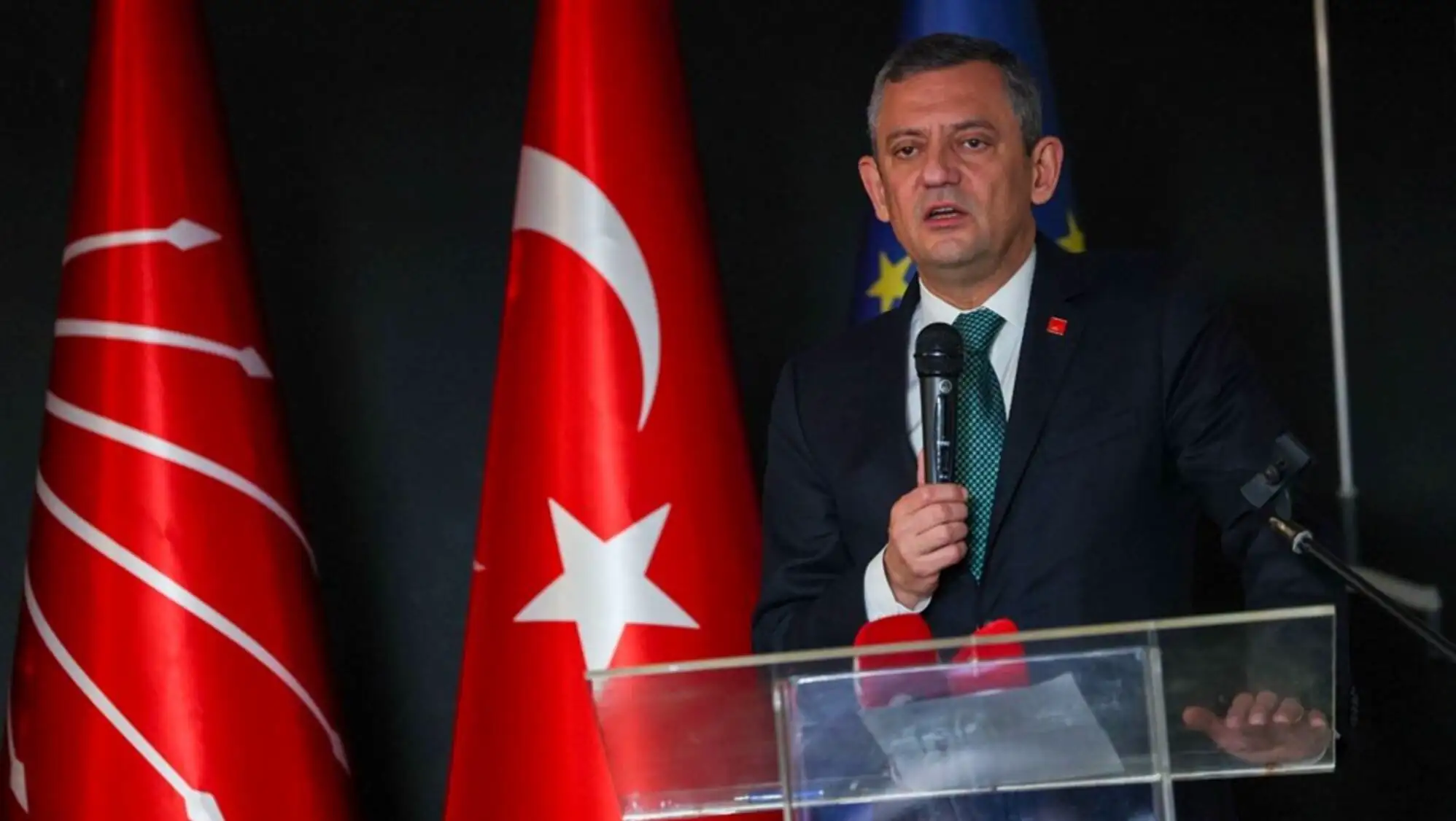 Özgür Özel, mikrofon tutarak konuşma yapıyor. Özgür Özel, mikrofon tutarak konuşma yapıyor.