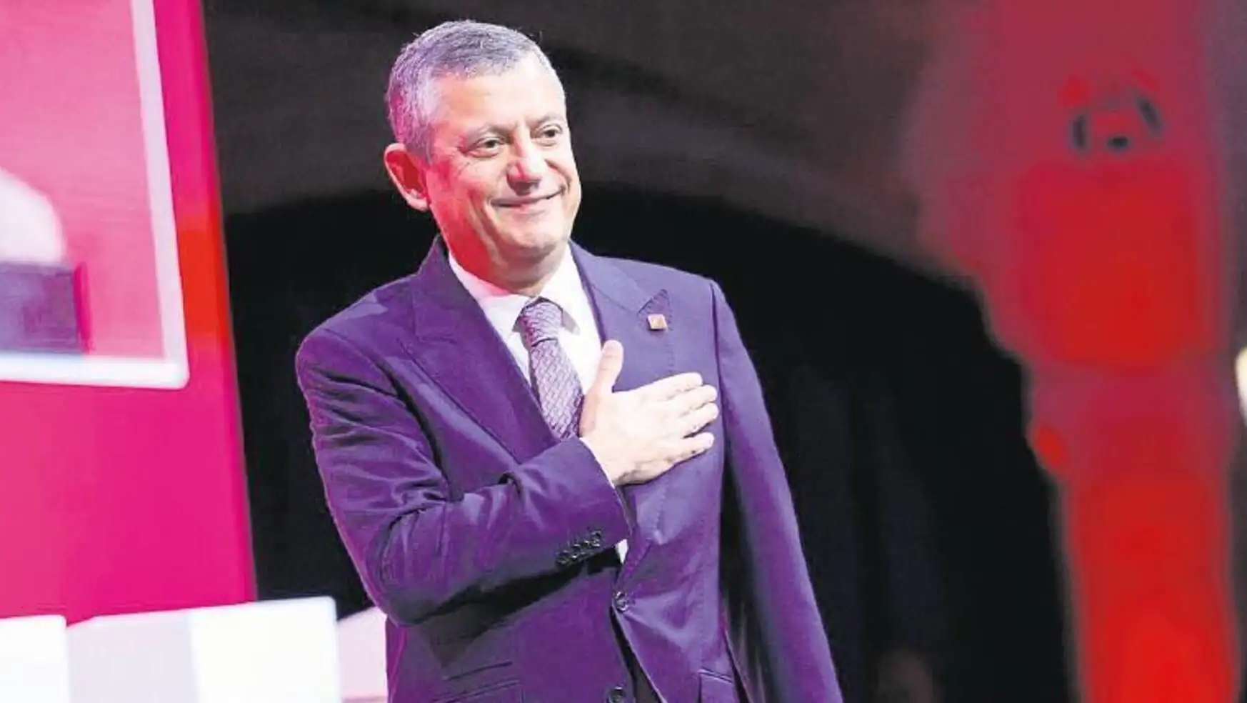 Özgür Özel, resmi bir toplantıda konuşma yapıyor. Özgür Özel, resmi bir toplantıda konuşma yapıyor.