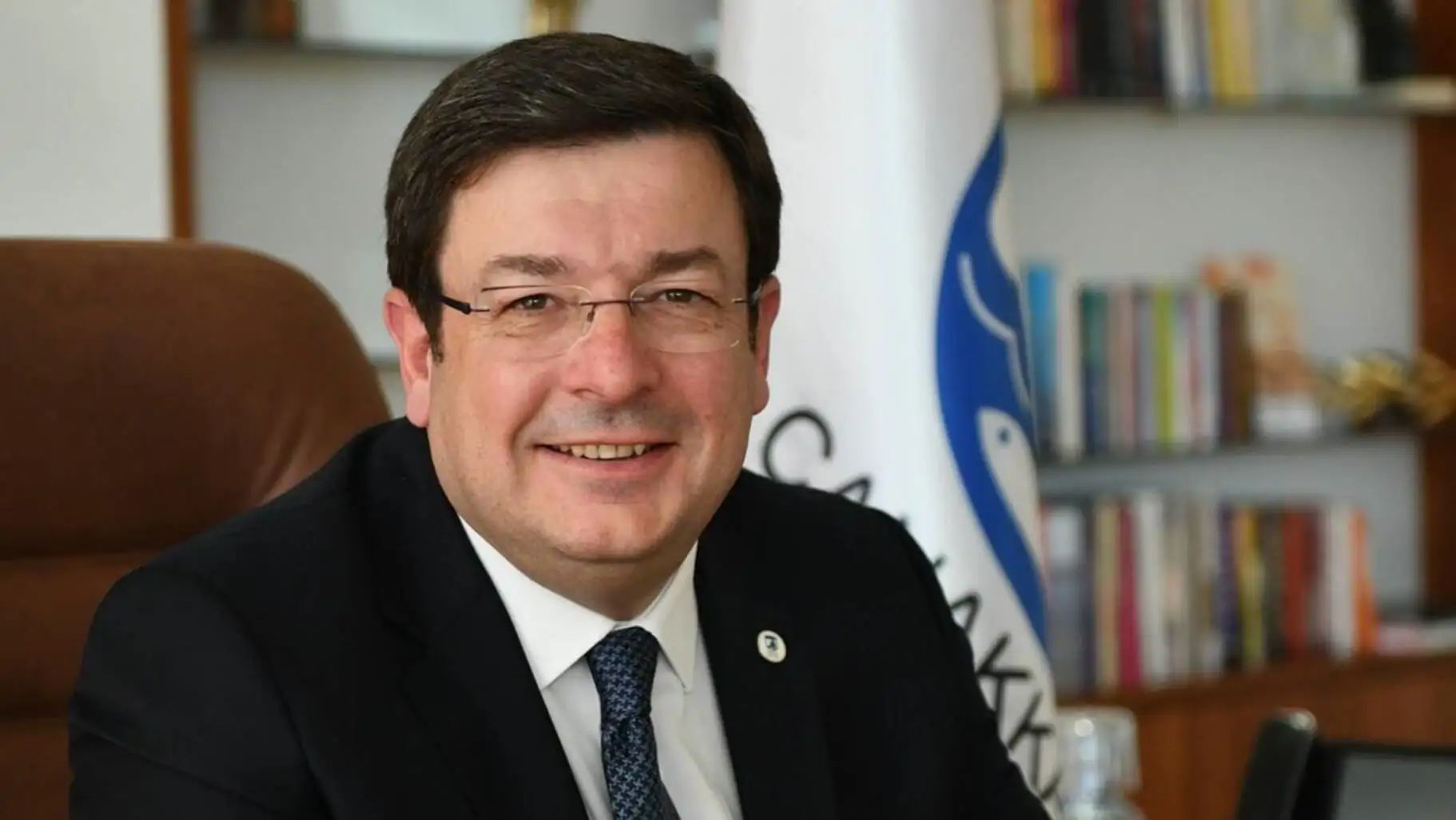 Bir adam masasında oturuyor. Bir adam masasında oturuyor.