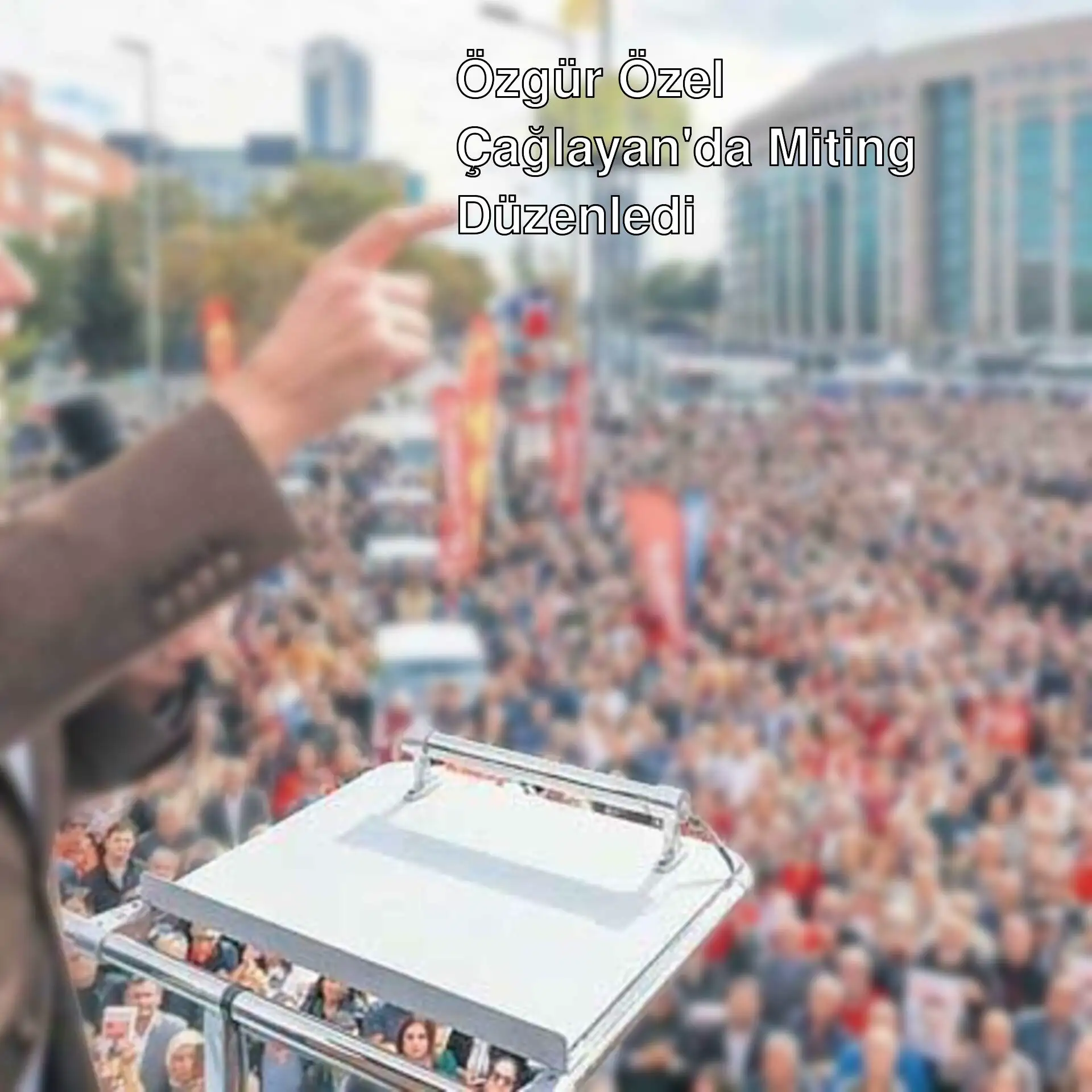 Özgür Özel, büyük bir kalabalığın önünde konuşma yapıyor.