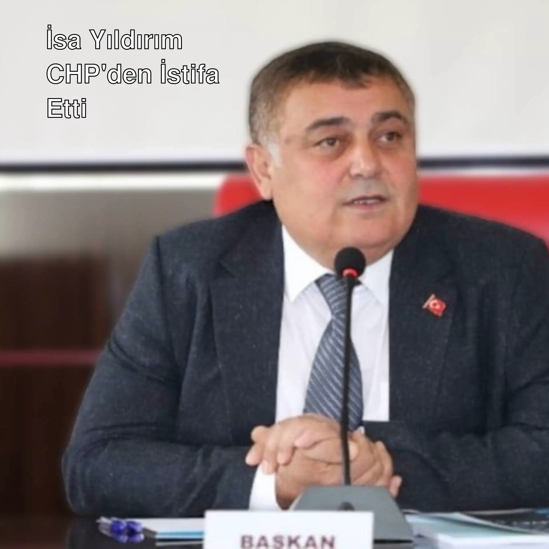 İsa Yıldırım, mikrofonla bir masada oturuyor. İsa Yıldırım, mikrofonla bir masada oturuyor.