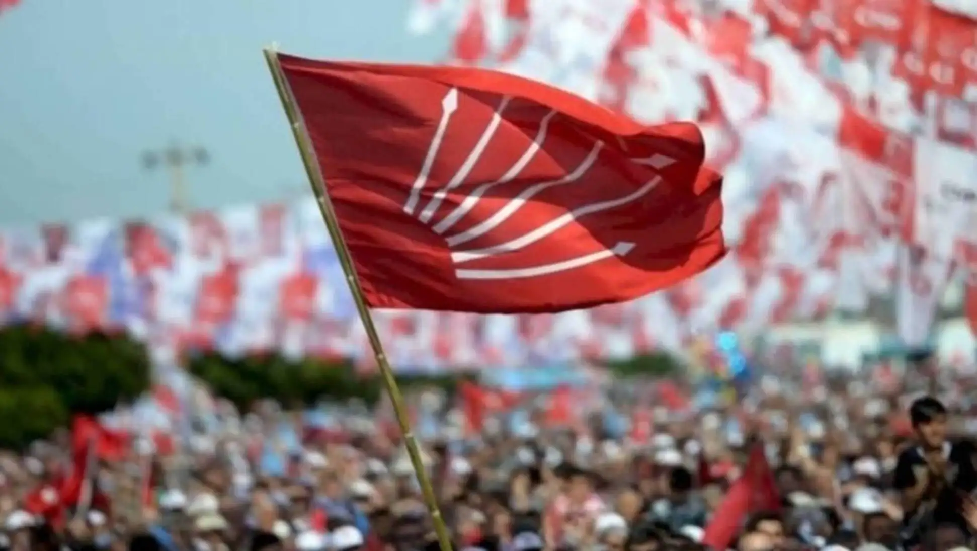 CHP mitinginde kalabalık bir grup. CHP mitinginde kalabalık bir grup.