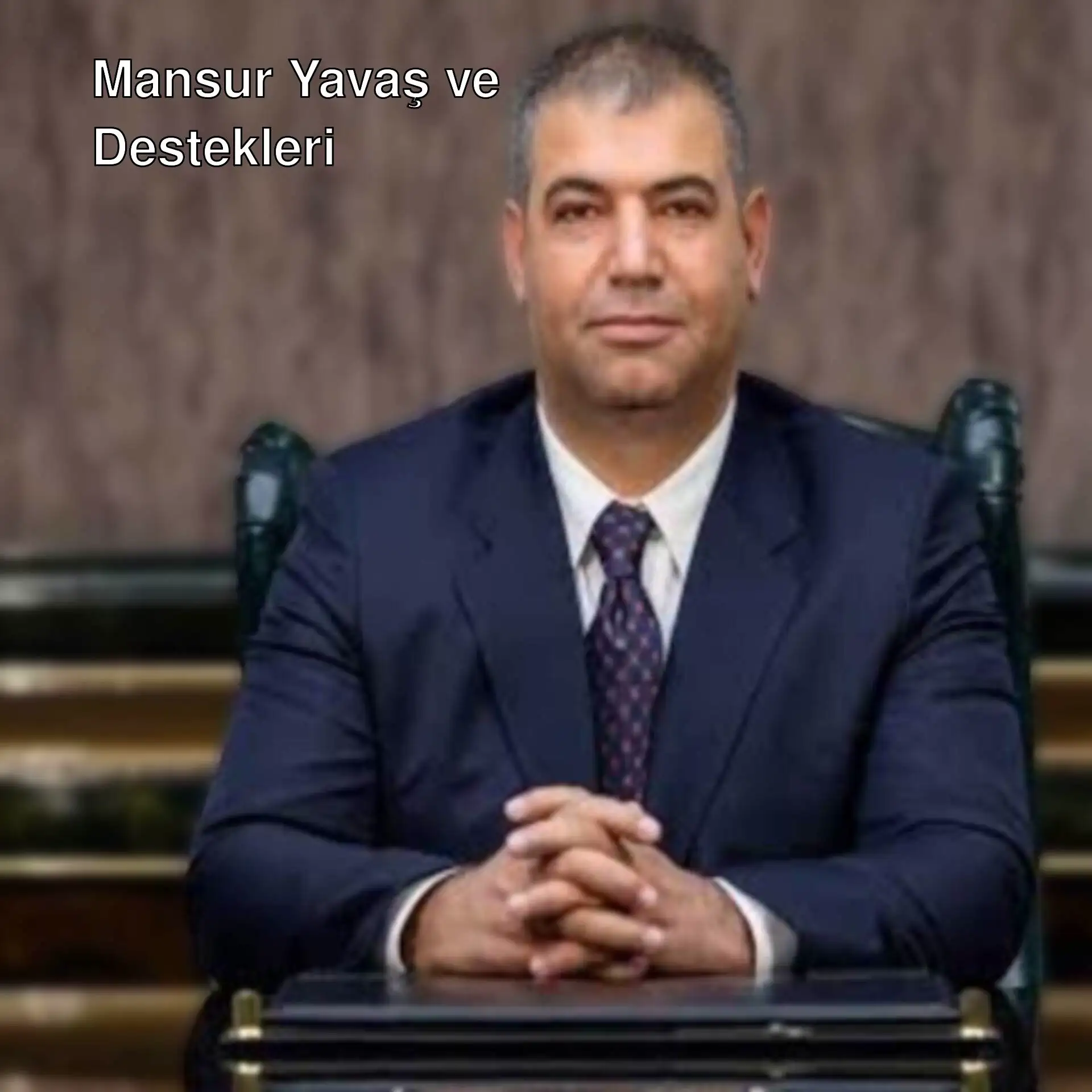 Mansur Yavaş, masasında oturuyor.