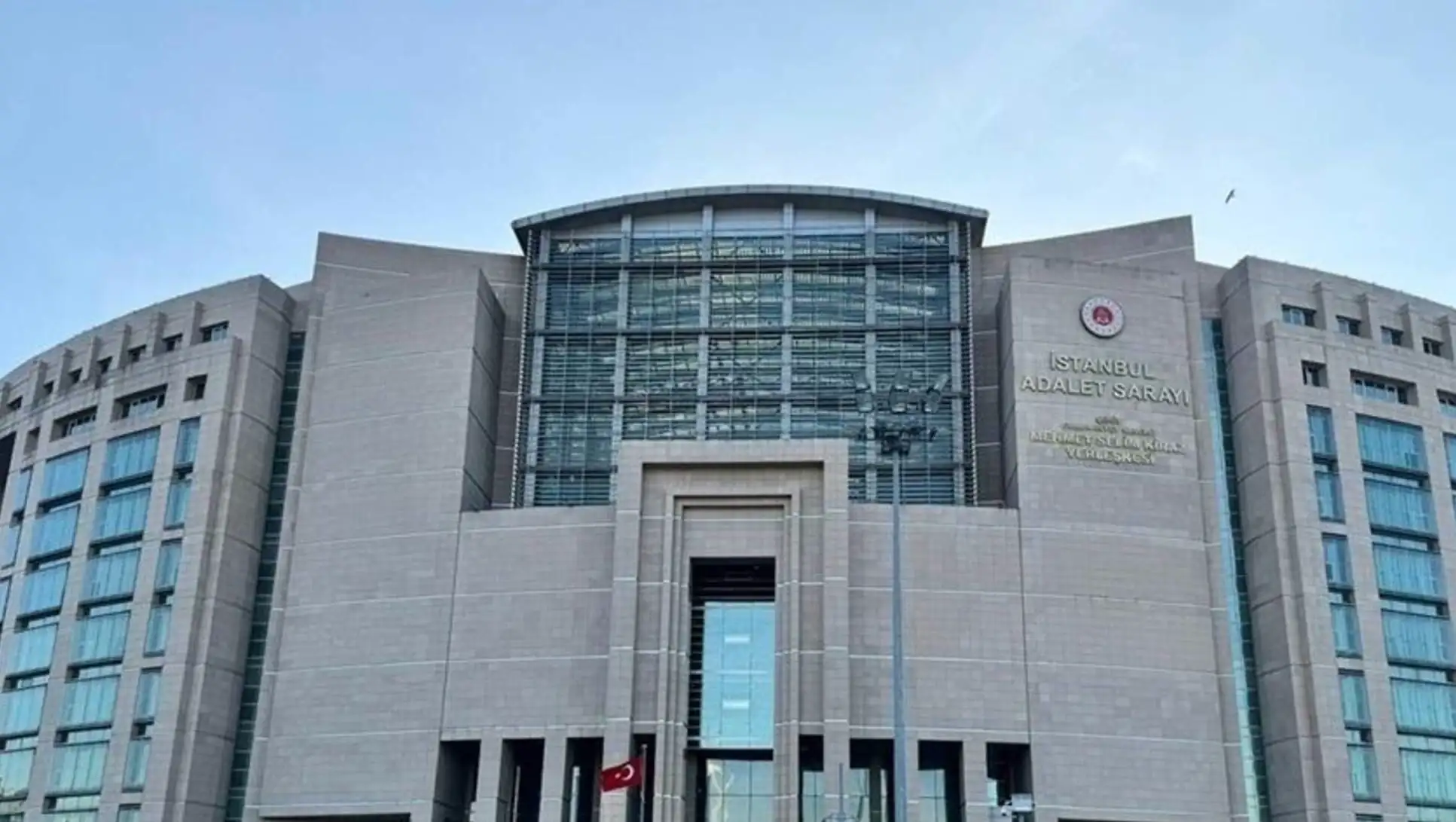 Bir grup adam takım elbise giymiş.