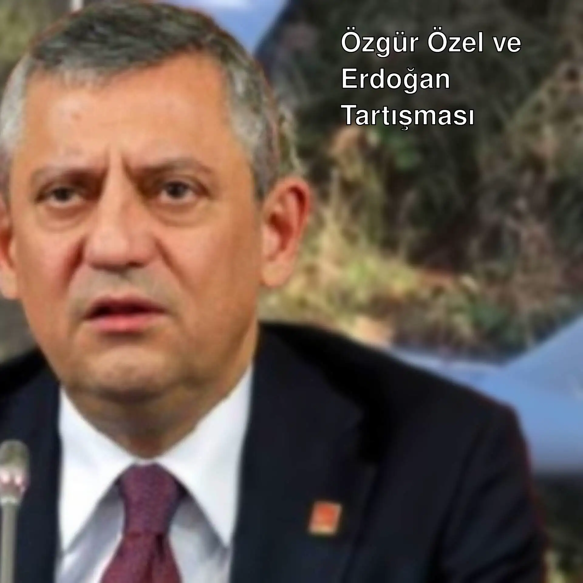 Özgür Özel, mikrofonla konuşuyor.