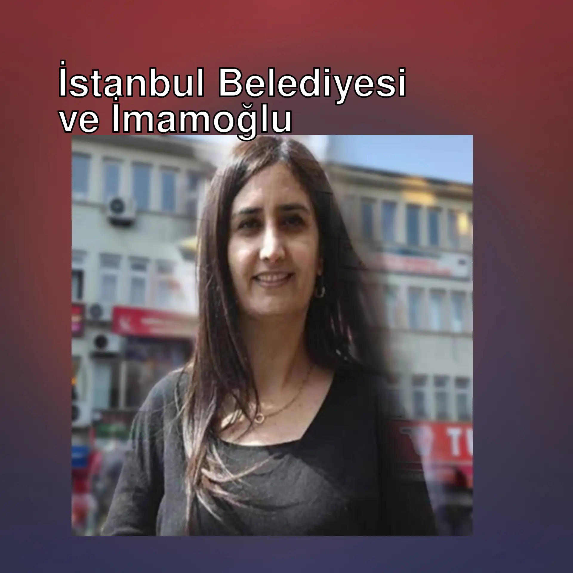 Bir kadın bir binanın önünde duruyor.