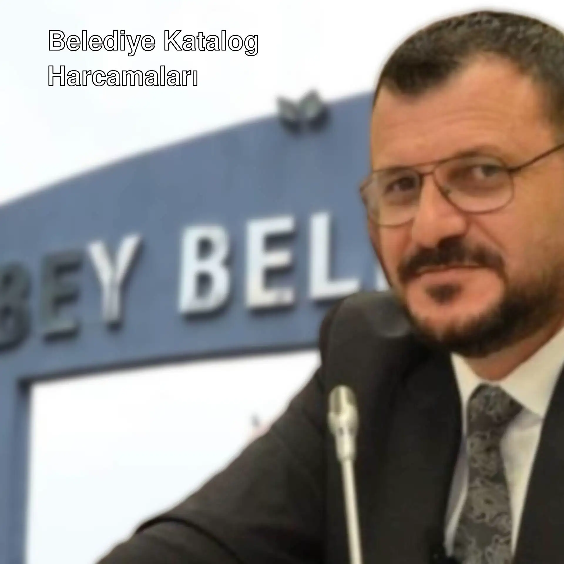 Bir adam takım elbise giymiş.