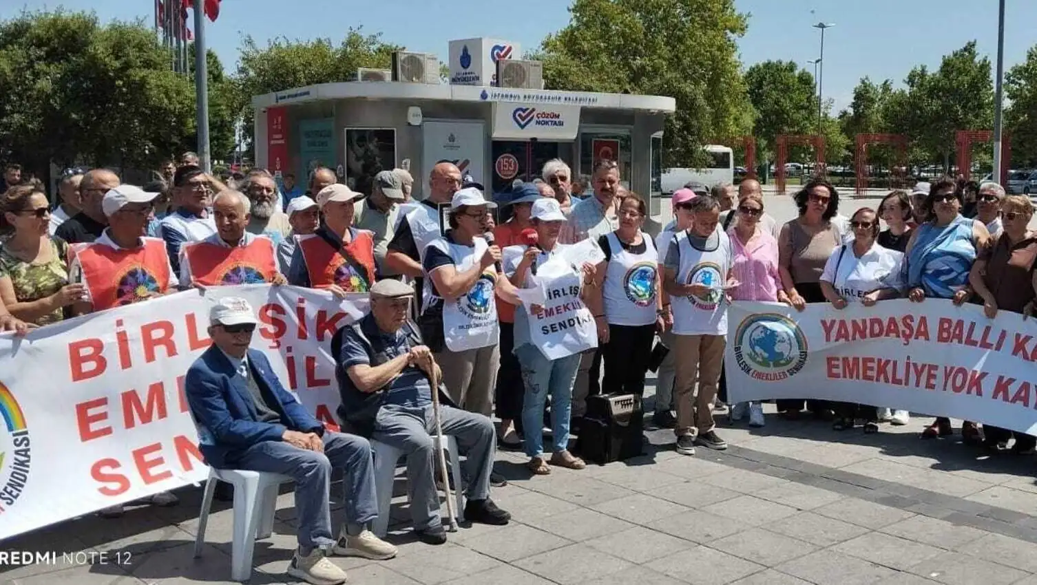 EYT'lilerin eylemde pankartlarla yürüdüğü anlar.