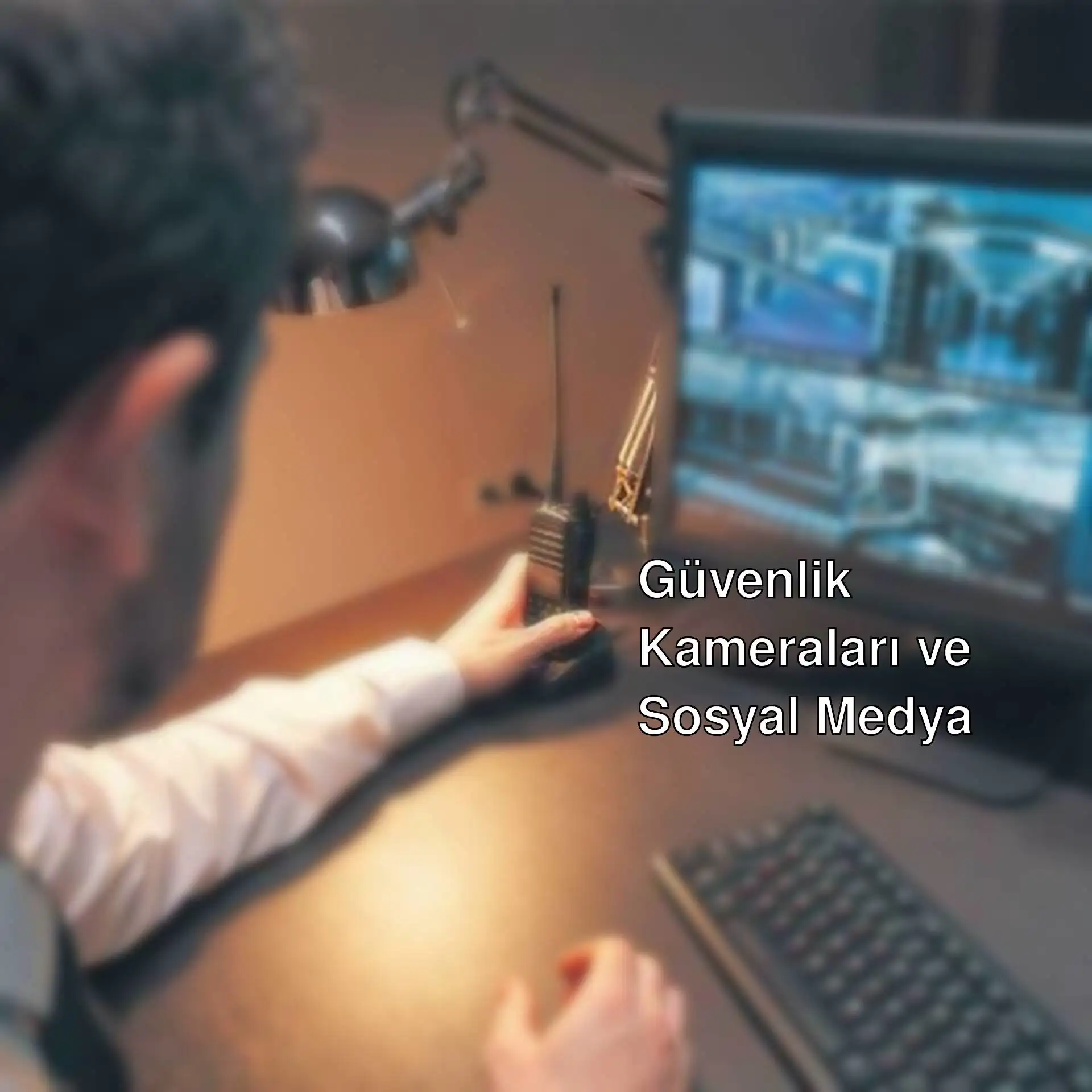 Bir adam telsiz kullanıyor. Bir adam telsiz kullanıyor.