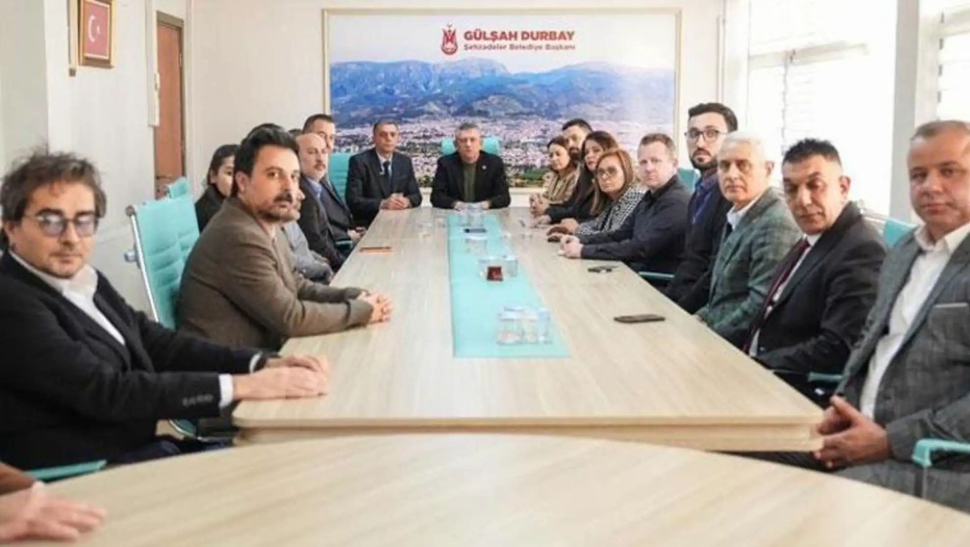 Özgür Özel met with municipal council members.